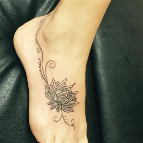 Ideas bellas de tatuajes en pies para mujeres